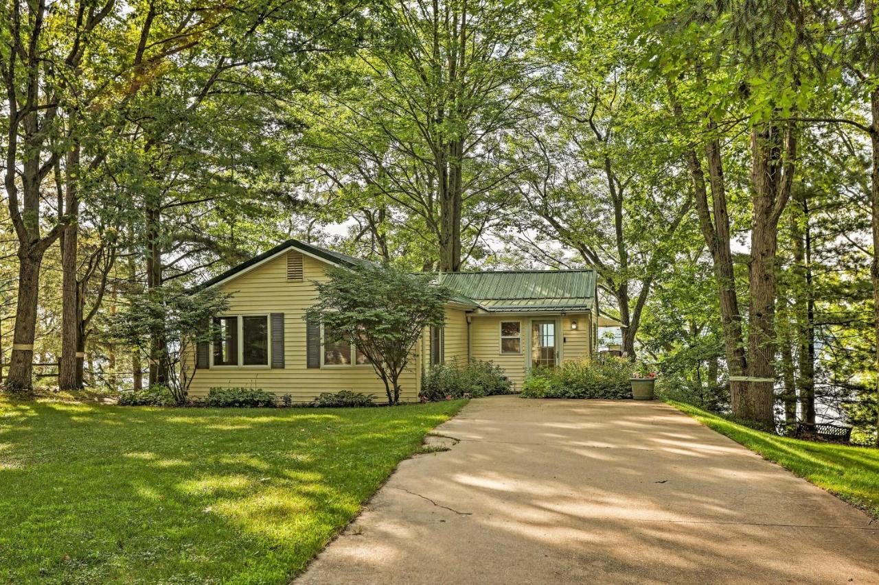 הוילה Le Roy Lakefront Retreat With Dock And Kayaks! מראה חיצוני תמונה